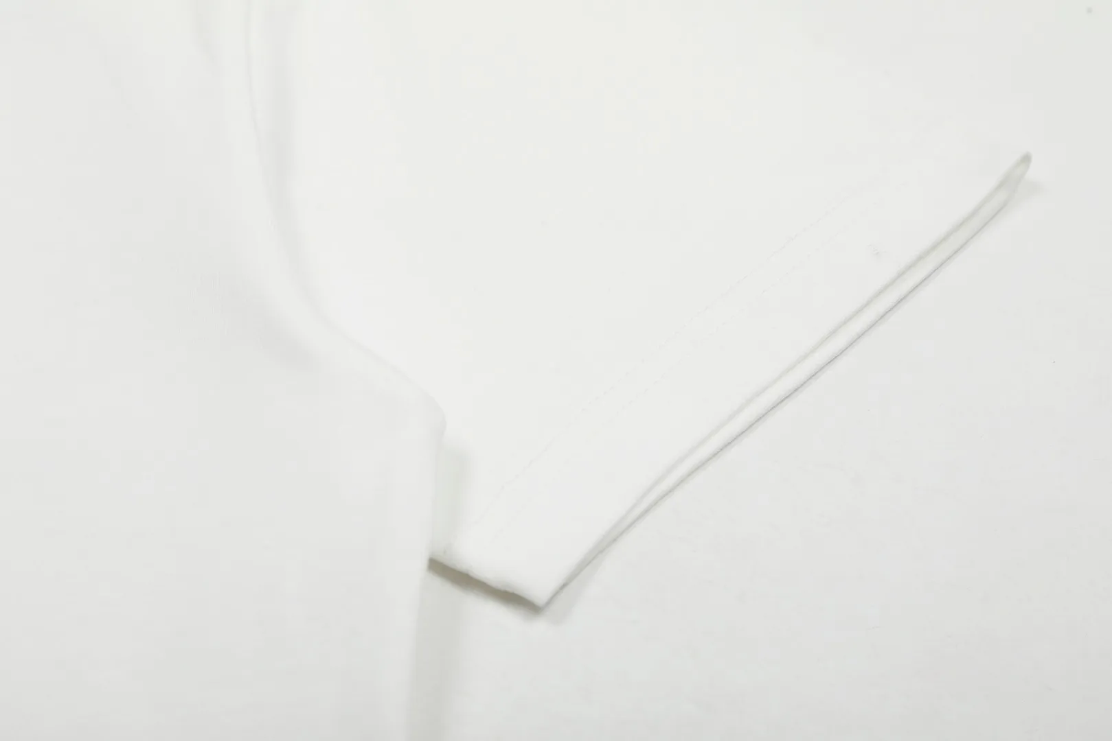VIVI 141# "Exclusive style" vivienne west wood, Queen Mother of the West, Vivienne, Saturn nine-square letter printed short-sleeves. The new fabrics have been machine washed at high temperature + water twice. The only one in the entire network that achieves 0 shrinkage. The Solona thread arrangement is arranged. The threaded neckline does not deform. It is tight and dense. Welcome to compare. The entire series of correct accessories. Every detail is completely restored and can be stretched directly.